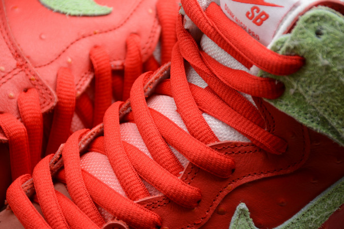 nike sb dunk high strawberry cough cw7093-600