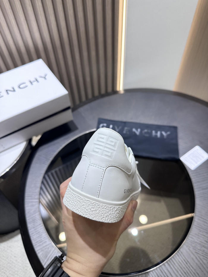 Givenchy Sneakers 660043